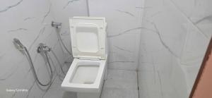 Koupelna v ubytování Hotel O Gangay + 2 fotografie