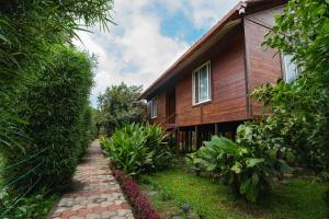 a house with a pathway next to a building at Streamedge Sakleshpur in Hanbalu
