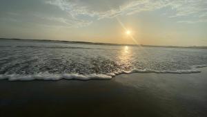une plage au soleil brillant sur l'eau dans l'établissement Casa frente al mar, à Playas