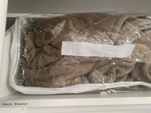 una bolsa de plástico llena de animales en un microondas en Allawah at Wamberal, en Wamberal