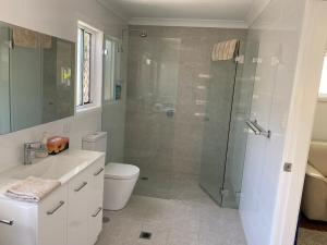 Ένα μπάνιο στο Allawah at Wamberal