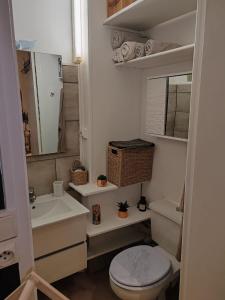 Koupelna v ubytování Appartement romantique avec jacuzzi