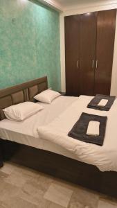 Postel nebo postele na pokoji v ubytování Mitron Homes