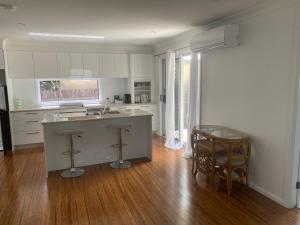 Η κουζίνα ή μικρή κουζίνα στο Allawah at Wamberal +21 φωτογραφίες