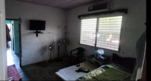 uma sala de estar com um sofá e uma janela em Residencia Sánchez em David
