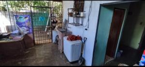 um quarto com aquecedor e porta com cerca em Residencia Sánchez em David