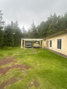 a garage with a truck parked in a yard at Casa Nueva Holanda in Las Vigas