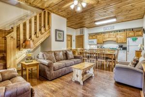 Kuchyň nebo kuchyňský kout v ubytování ER202 - Now and Forever Great location! - Close to town! cabin