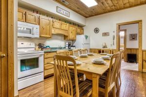 Kuchyň nebo kuchyňský kout v ubytování ER202 - Now and Forever Great location! - Close to town! cabin + 34 fotografií