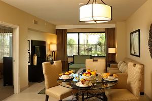 拉斯維加斯的住宿－拉斯維加斯伯克利公寓式酒店，客厅配有带水果的桌子