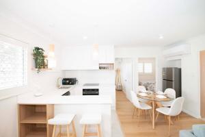 Una cocina o cocineta en Anchor at Redcliffe - Retreat on the Peninsula