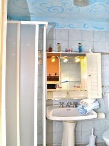 łazienka z umywalką i lustrem w obiekcie B&B I Colori dell'Arcobaleno w mieście Belvedere Langhe