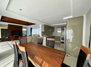 Η κουζίνα ή μικρή κουζίνα στο Luxury 3 Bedroom BOTANICA Villa with Private Pool Monthly Stays and just mins to Boat Avenue plus Beaches