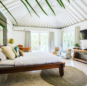 TV a/nebo společenská místnost v ubytování Black Sands Villa Echo Beach + 7 fotografií