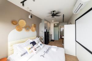 吉隆坡Riveria City KL Sentral by Sleepy Bear的卧室里有一张白色的床和白色的枕头