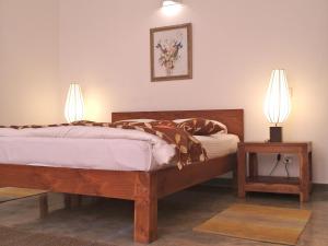 Un dormitorio con una cama y dos lámparas sobre mesas. en The Clouds Ahangama, en Ahangama