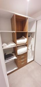 een kast met houten planken en handdoeken bij Les Vues de Monte Carlos in Tamarin