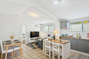 Η κουζίνα ή μικρή κουζίνα στο Cozy Sunset Villa 2BR Hamptons 200MBs Wifi +12 φωτογραφίες