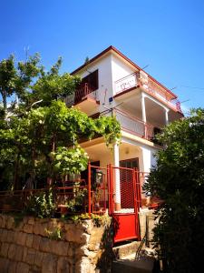 Το κτήριο όπου στεγάζεται  το διαμέρισμα