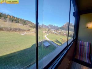 ein Zugfenster mit Blick auf ein Feld in der Unterkunft Apartments in Bad Mitterndorf - Steiermark 41630 in Tauplitz