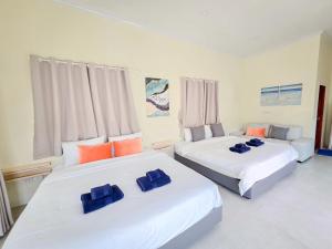 Postel nebo postele na pokoji v ubytování Khunnapat Pool Villa Pranburi + 25 fotografií