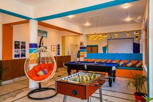 um quarto com uma mesa de bilhar e uma mesa de pingue-pongue em goSTOPS Bir, Landing Site em Bir