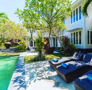 Bazén v ubytování Black Sands Villa Echo Beach nebo v jeho okolí