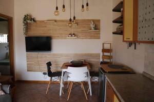 コラ・ディ・ラツィーゼにあるApartment in Colà di Lazise - Gardasee 54694のキッチン(テーブル、椅子、テレビ付)