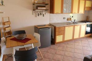 コラ・ディ・ラツィーゼにあるApartment in Colà di Lazise - Gardasee 54694の小さなキッチン(テーブル、カウンタートップ付)