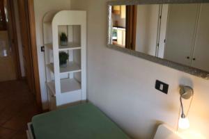 コラ・ディ・ラツィーゼにあるApartment in Colà di Lazise - Gardasee 54694の鏡と緑のソファとランプのある部屋 +19枚の写真