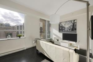 ビクトリアにあるChic & Modern Apartment In The Heart Of Downtownのソファと薄型テレビのあるリビングルーム