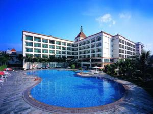 Bazén v ubytování Dongguan Metropolitan Yijing Hotel nebo v jeho okolí
