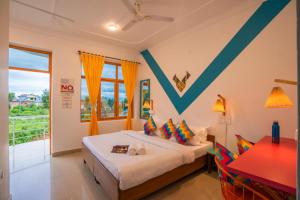 um quarto com uma cama grande e uma mesa em goSTOPS Bir, Landing Site em Bir