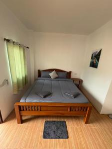 Postel nebo postele na pokoji v ubytování ลาภะ เกสท์เฮาส์ บ้านรักไทย + 12 fotografií