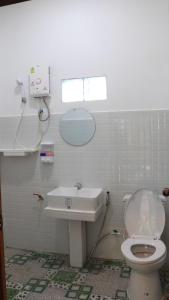 Koupelna v ubytování ลาภะ เกสท์เฮาส์ บ้านรักไทย