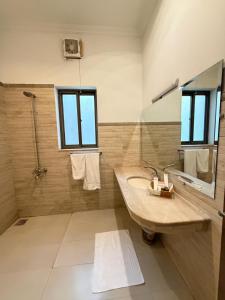 Ένα μπάνιο στο Rhodium Hotel ONE