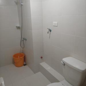 Ένα μπάνιο στο Mandi Condo at Marina Spatial Studio Unit