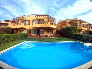 Bazén v ubytování Luxury 6-Bedroom Villa with Private Pool in Ein Bay, Sokhna nebo v jeho okolí