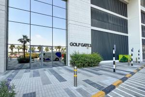 - une vue sur un bâtiment avec concessionnaire automobile dans l'établissement PVH - Modern 1BR with Golf Course View - Golf Gate, à Dubai Marina