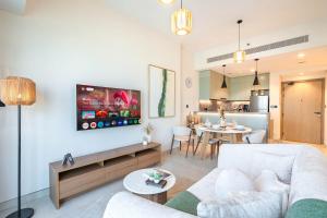 un salon avec un canapé et une table dans l'établissement PVH - Modern 1BR with Golf Course View - Golf Gate, à Dubai Marina 26 autres photos