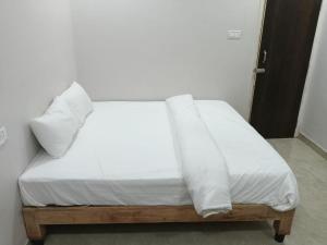 Ένα ή περισσότερα κρεβάτια σε δωμάτιο στο Shree Chakra Residency