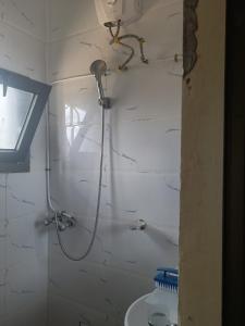 a bathroom with a shower and a toilet in it at Très Bel Appartement Moderne-1 Appartement Nuptial in Libreville