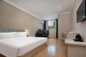 TV a/nebo společenská místnost v ubytování 7 Days Inn Changsha Jingwanzi International Furniture Plaza