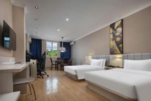 Postel nebo postele na pokoji v ubytování 7 Days Inn Changsha Jingwanzi International Furniture Plaza + 219 fotografií