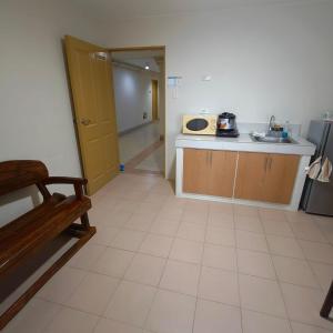 にあるRae Condo at Marina Spatial Seaview and Mountain Viewのキッチン(シンク、電子レンジ付きカウンター付)