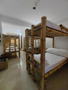 Dirang DzongにあるTraveller's Hostel by Spirit of Adventure, Dirangの部屋にある二段ベッドのグループ +153枚の写真
