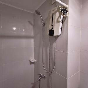 にあるRae Condo at Marina Spatial Seaview and Mountain Viewのバスルーム(シャワー、壁掛け電話付)