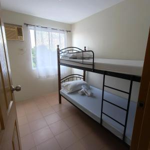 にあるRae Condo at Marina Spatial Seaview and Mountain Viewの二段ベッドが2つと窓のある部屋