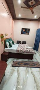 um quarto com uma cama em um quarto em Rudraksh Kashi inn guest house em Varanasi mais 21 fotografias