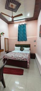 um quarto com uma cama grande com um cobertor azul em Rudraksh Kashi inn guest house em Varanasi